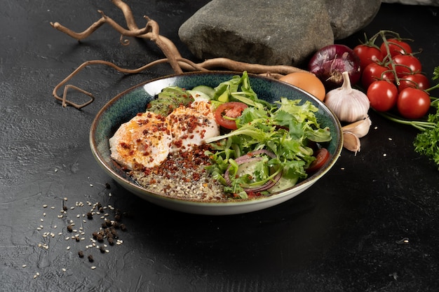 Salada com quinua, abacate, ovo escalfado e legumes. lanche vegetariano frio e picante