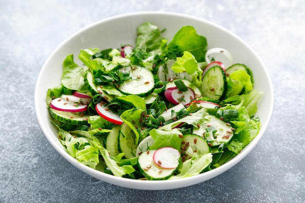 Salada com rabanete de alface verde fresco e pepino