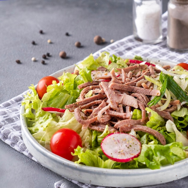 Salada com rabanete de tomates de língua de boi e alface Closeup