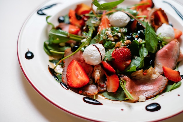 Salada com rosbife e morangos