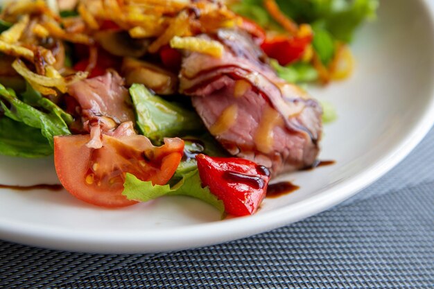 Salada com rosbife em um prato branco Cozinha tradicional