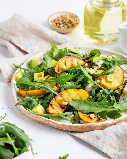 salada com rúcula de pêssegos grelhados e queijo azul