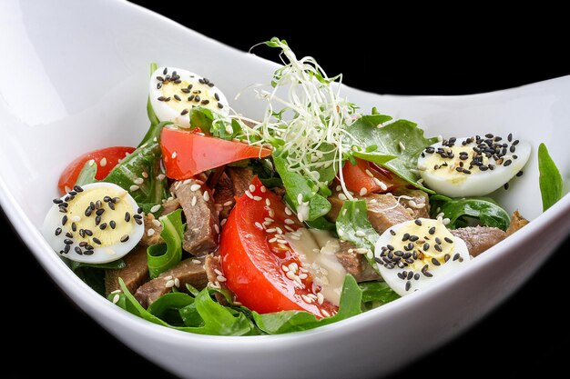 Salada com rúcula e língua de boi com tomate e ovo