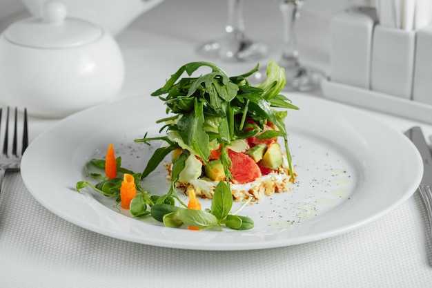 Foto salada com rúcula e tomate abacate