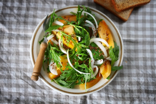 Salada com rúcula e tomate amarelo