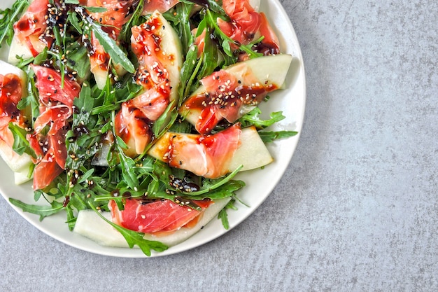 Salada com rúcula, melão e presunto. Keto dieta. Dieta Paleo. Dieta do início. O conceito de uma bela e deliciosa dieta alimentar.