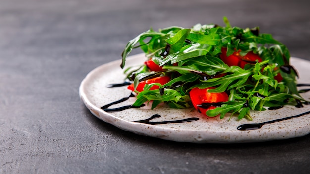 Salada com rúcula, tomate cereja fresco