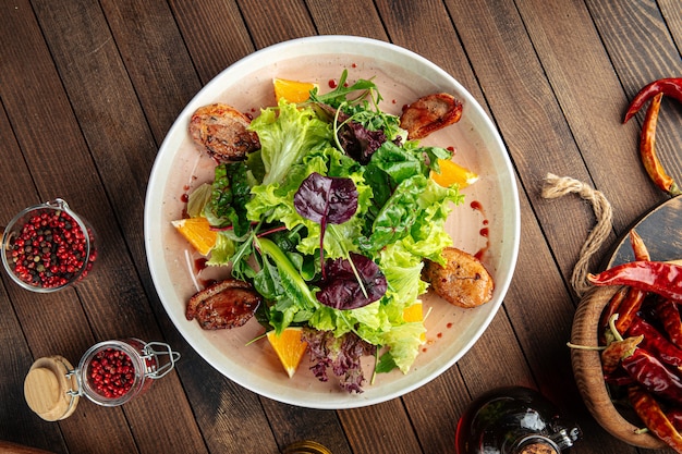 Salada com salada de pato assado com verduras e laranjas