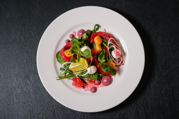 Salada com salmão beterraba limão e ervas