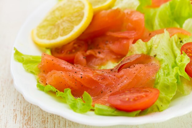 Salada com salmão defumado no prato branco