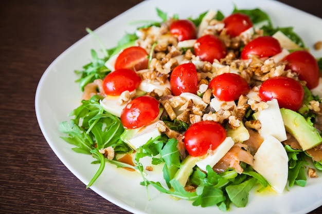 Salada com salmão e legumes