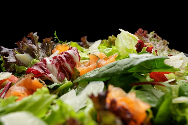 Salada com salmão e queijo parmesão em um prato