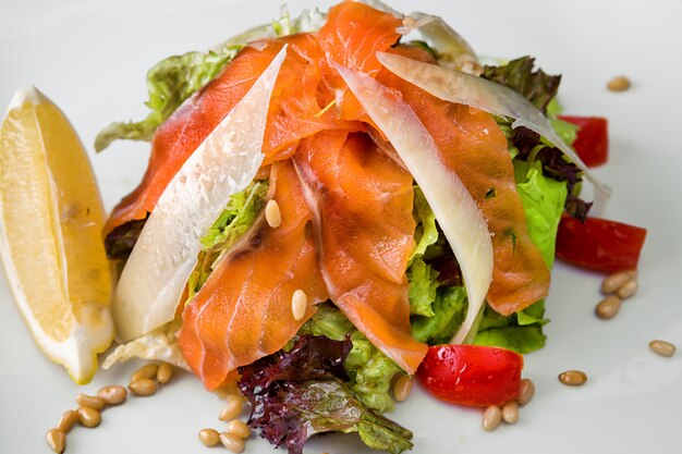 Salada com salmão e queijo