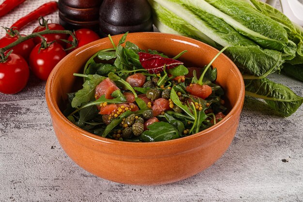 Foto salada com salmão e rúcula