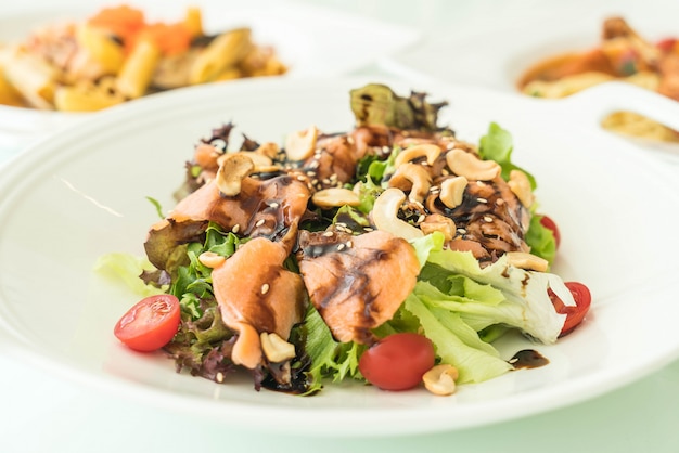 salada com salmão fuma