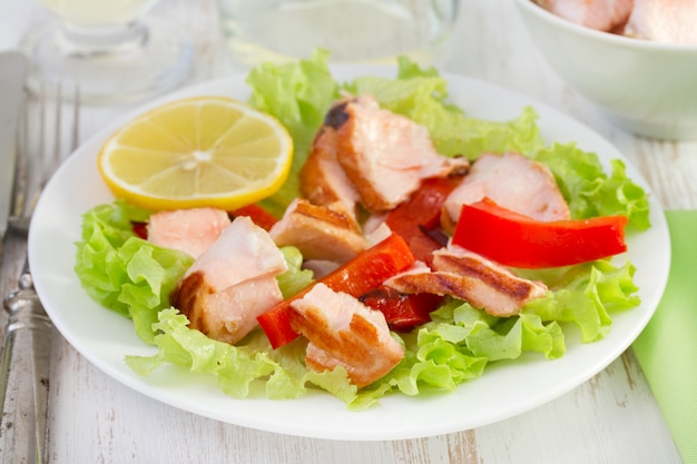 Salada com salmão grelhado