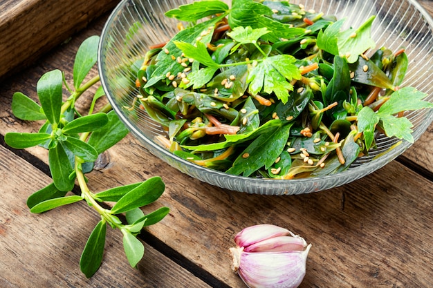 Salada com salsa e portulaca