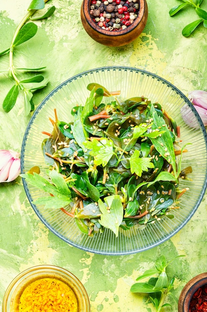 Salada com salsa e portulaca