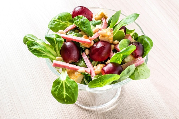 Salada com salsicha de uvas de salada de milho fresca e croutons