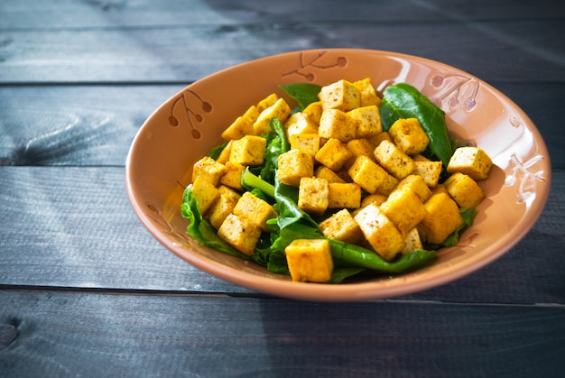 Salada com tofu e espinafre fritos