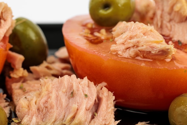 Salada com tomate atum e azeitonas verdes