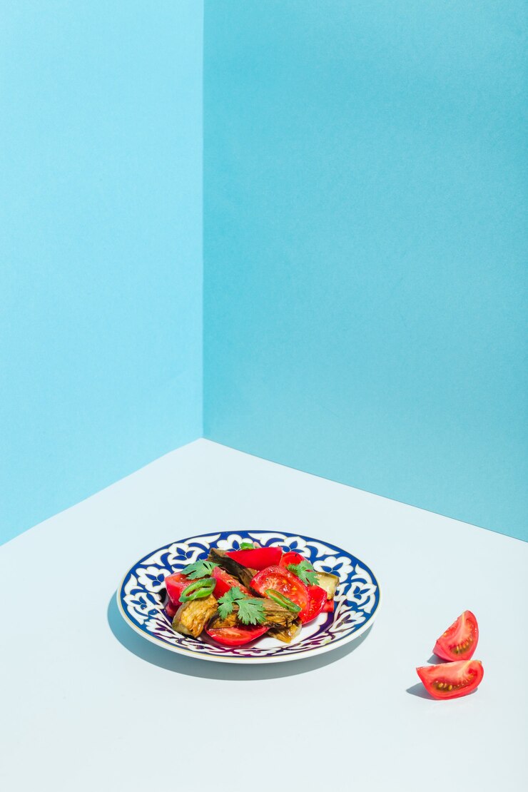 Salada com tomate, berinjela e persil minimalismo moderno foto de alta qualidade