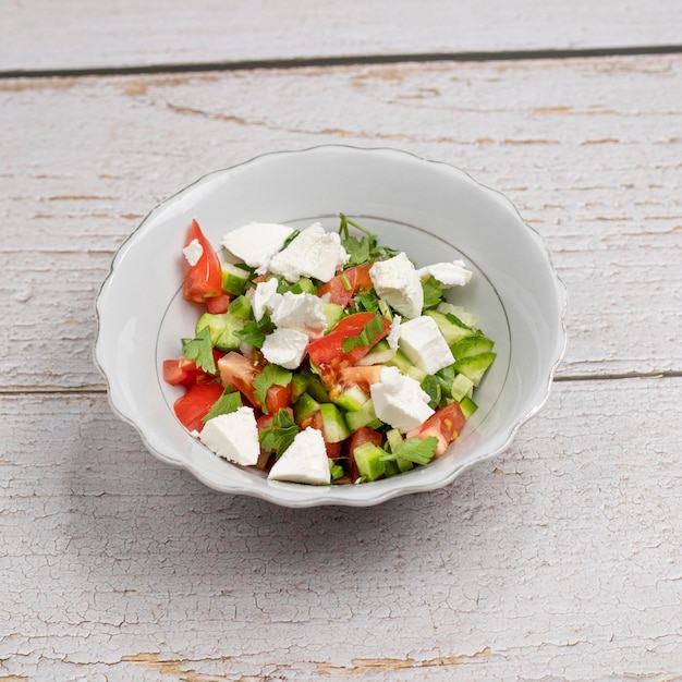 salada com tomate e queijo feta