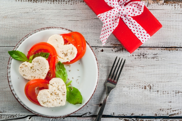 Salada com tomate e queijo, no dia dos namorados