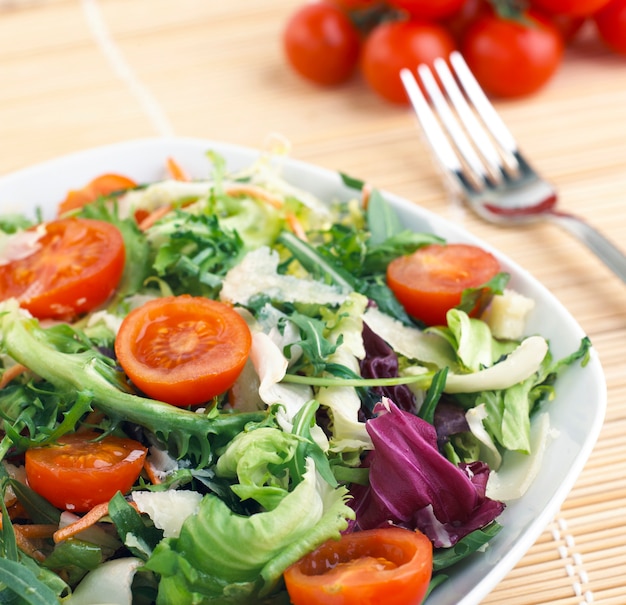 Salada com tomate e queijo