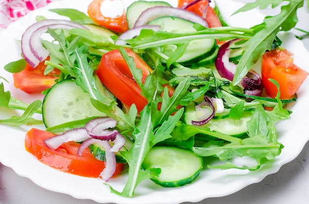 Salada com tomate, pepino e rúcula