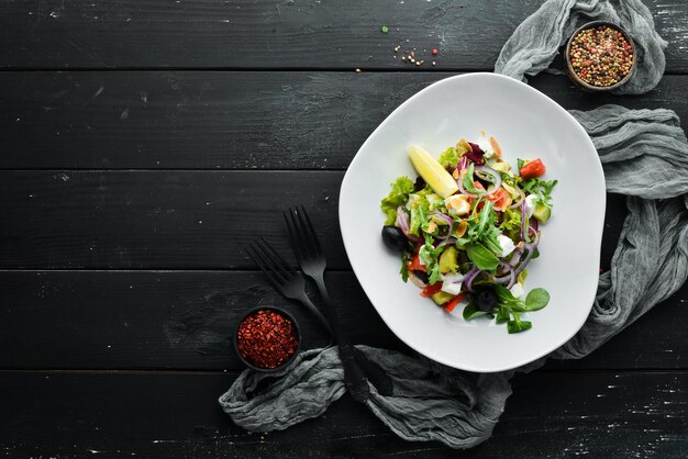 Salada com tomates cebolas azeitonas queijo feta Comida Vista superior Espaço livre para o seu texto