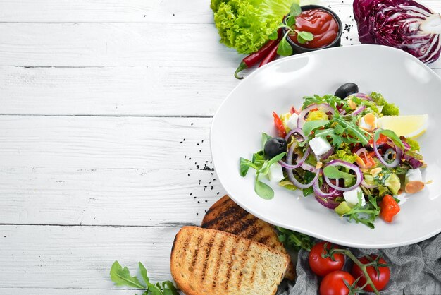 Salada com tomates cebolas azeitonas queijo feta Comida Vista superior Espaço livre para o seu texto