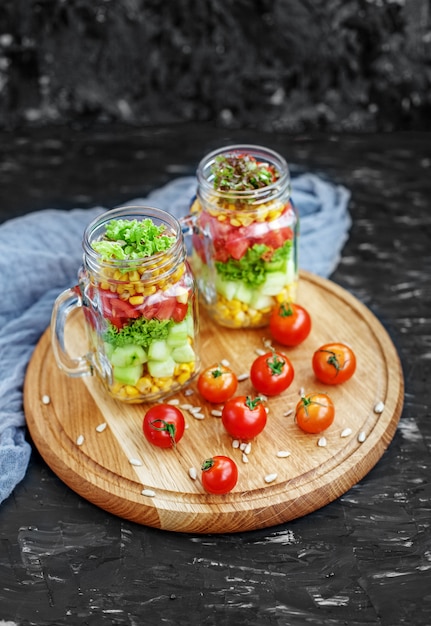 Salada com tomates e milho e pepinos e alface.