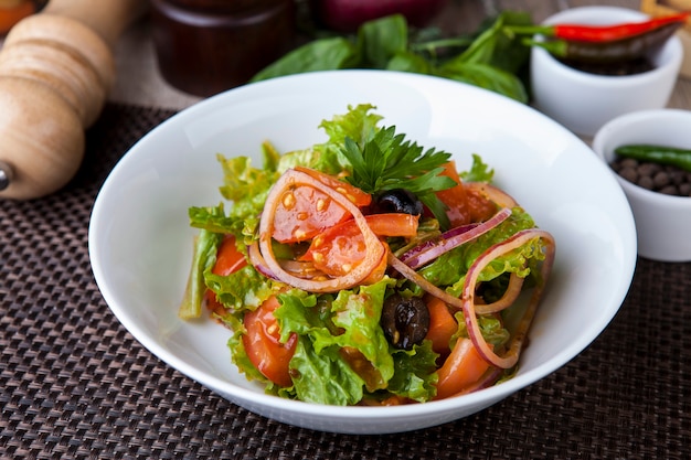 Salada com verduras tomates azeitonas cebolas em molho doce