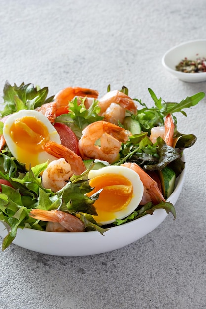 Salada crocante de legumes com frutos do mar, camarões e ovo escalfado