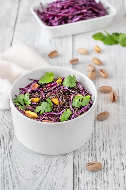 Salada crocante de repolho roxo e pistache