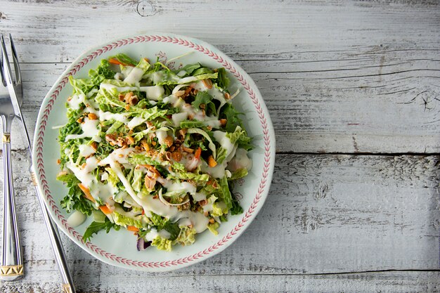 Foto salada da couve doce - salada saudável do vegetariano com couve, ovos, verdes, cenouras e maionese.