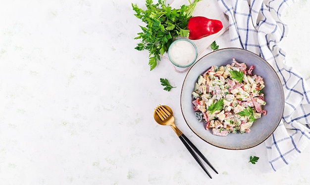 Salada da moda salada com presunto páprica pepino e queijo comida saudável dieta cetogênica conceito de almoço menu de dieta ketopaleo vista superior aérea