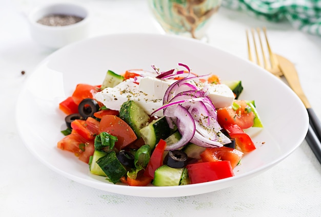 Salada da moda. Salada grega com legumes frescos, queijo feta e azeitonas pretas. Uma alimentação saudável e equilibrada.