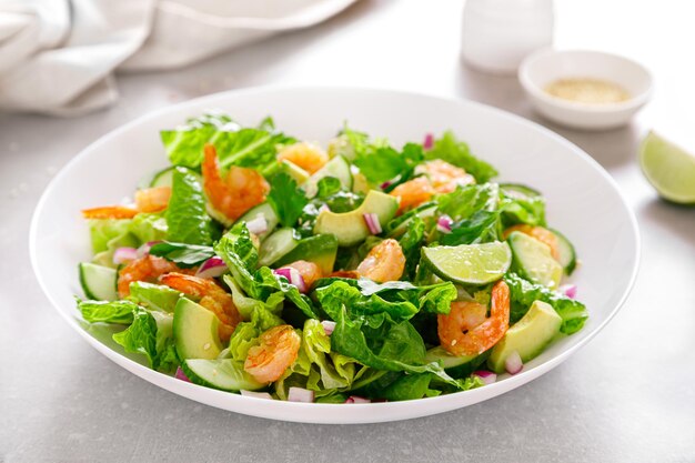 Salada de abacate com camarão e pepino e alface