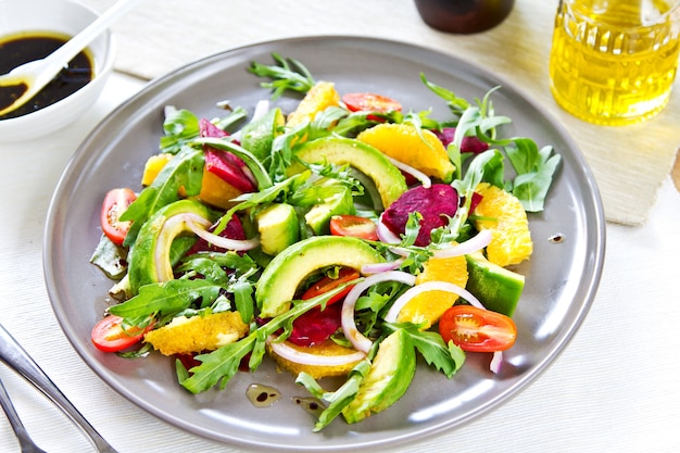 Salada de abacate com laranja e beterraba ao molho balsâmico