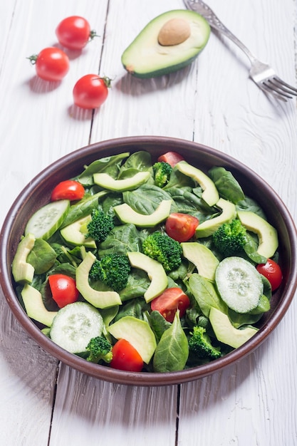 Salada de abacate com tomate, pepino, brócolis e espinafre