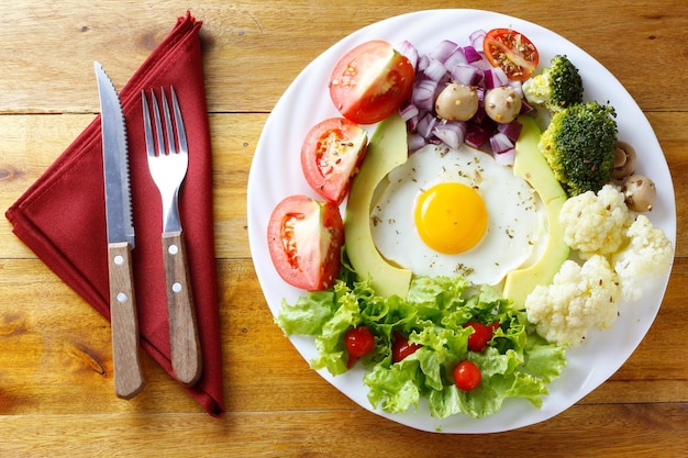 Salada de abacate de prato de dieta cetogênica ou paleo e ovos na mesa de madeira rústica Comida com baixo teor de carboidratos alimentação saudável vista superior