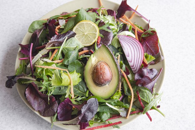 Salada de abacate e legumes folhas de alface mistas prontas para comer