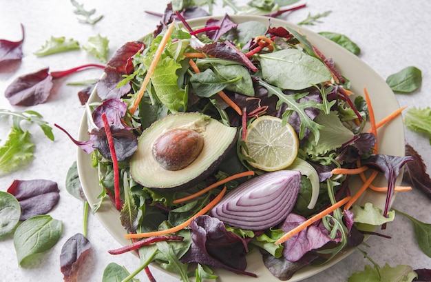 Salada de abacate e legumes folhas de alface mistas prontas para comer