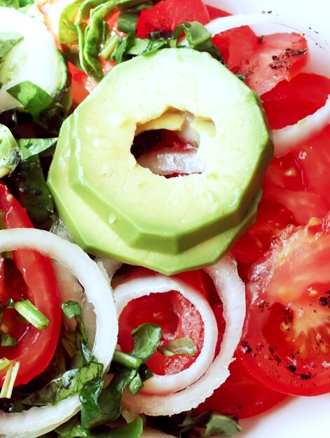 Salada de abacate fresco, tomate, pepino e cebola.