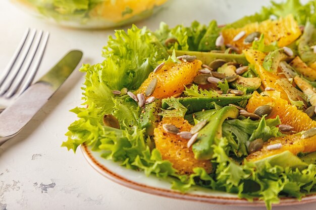 Salada de abacate laranja com sementes de abóbora e girassol