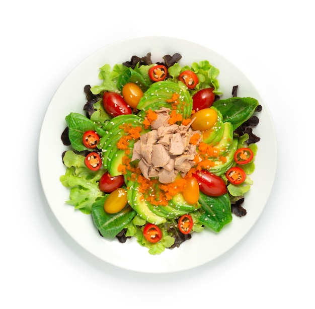 Salada de abacate servida com atum, ebiko, gergelim e legumes