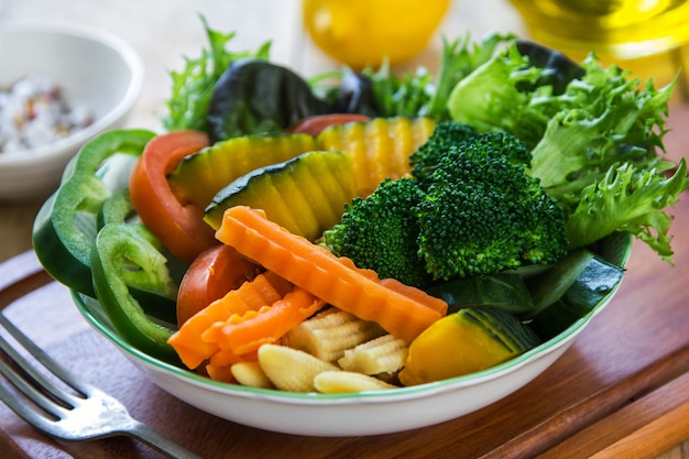 Salada de abóbora, brócolis com cenoura e milho pequeno em uma tigelag