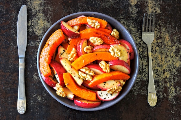 Salada de abóbora com maçãs e nozes. Receita de salada com abóbora e maçãs. Salada de abóbora nutritiva vegan. Salada de maçã saudável com abóbora e nozes.